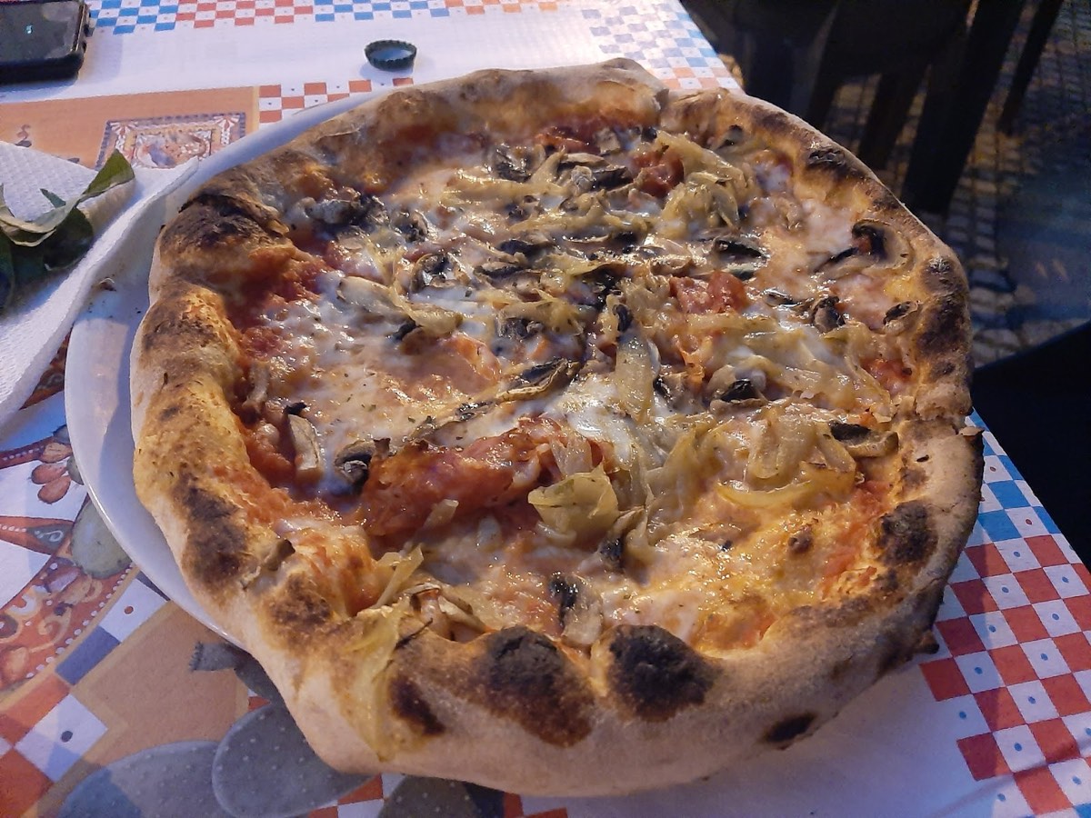 Pizza con funghi, carciofi e salsiccia