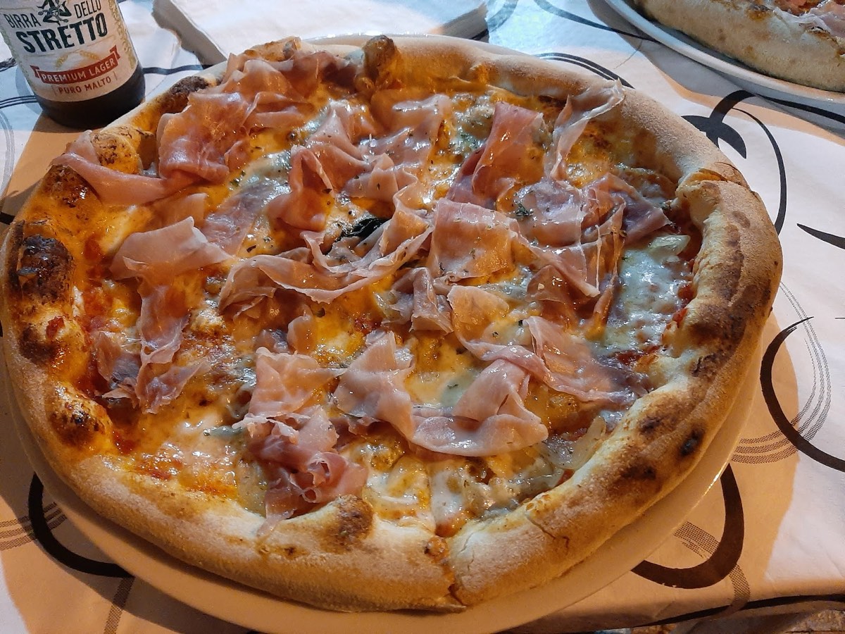 Pizza con gorgonzola e prosciutto crudo