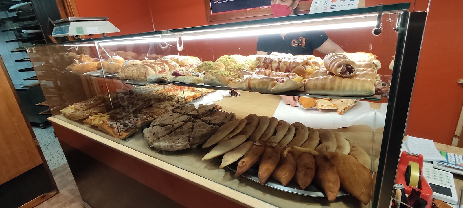 Il banco della rosticceria con pitoni, focacce, pizza al taglio e fritti